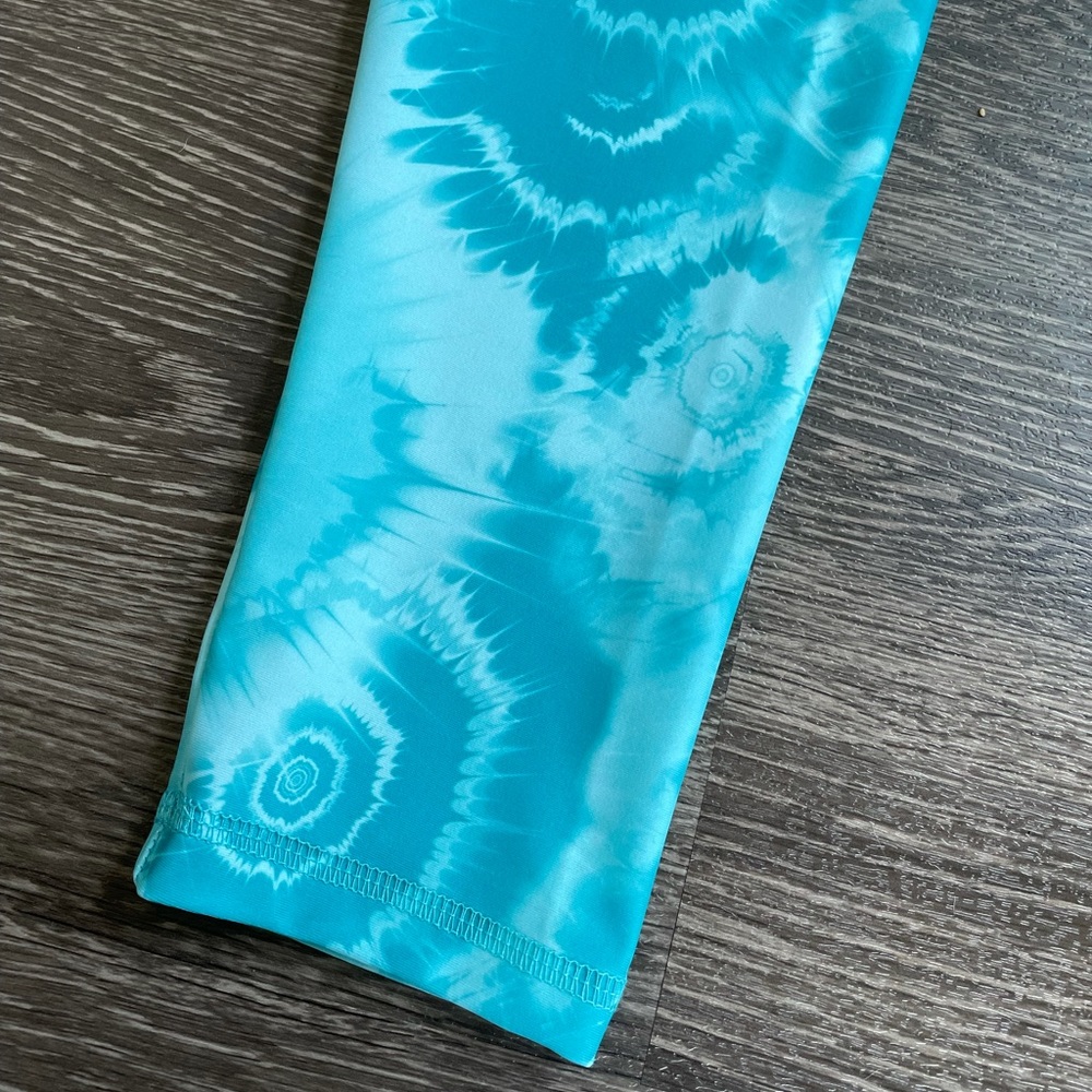 NWT! ABS2B Tie-Dye Scrunch Booty Crop Tights in Teal - Picture 11 of 11